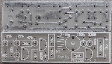 A placa de circuito impresso do Espião vista pelos dois lados sem componentes.