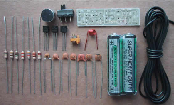 O MICRO transmissro de FM Espião desmontado e seus componentes